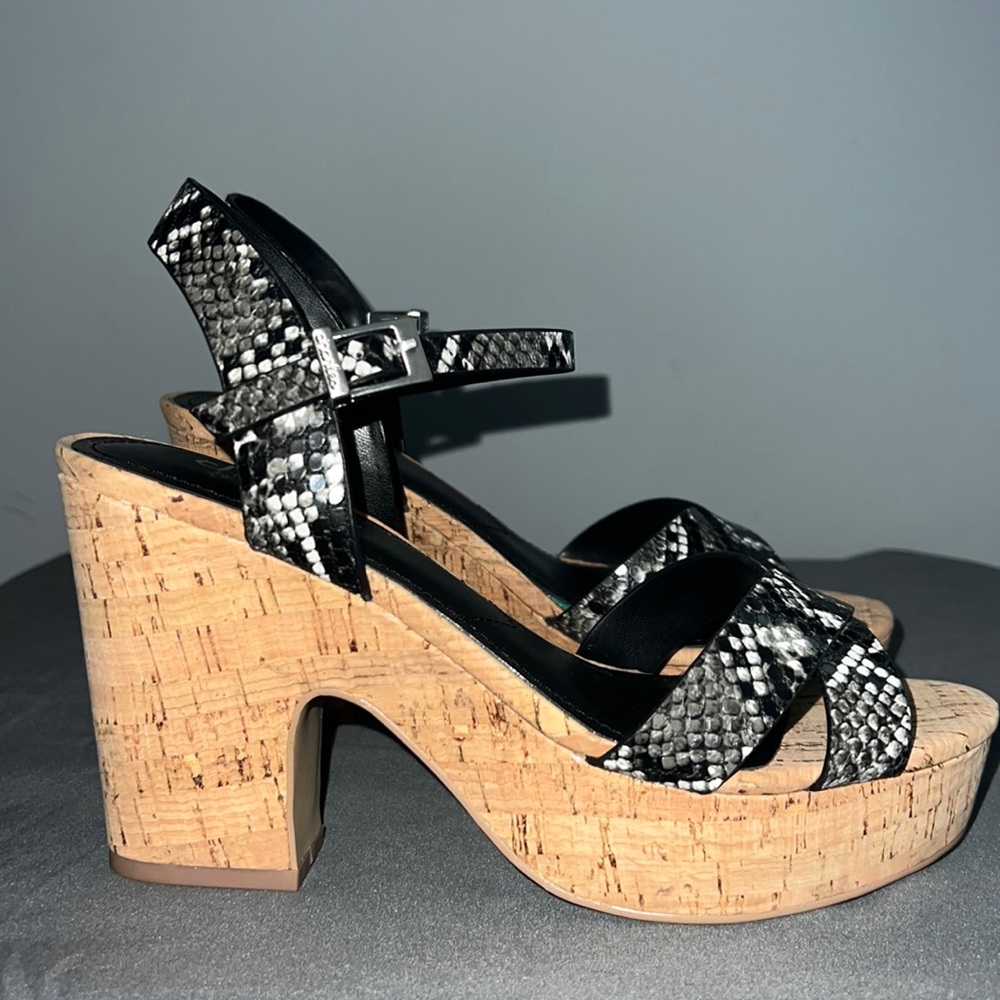 CHARLES DAVID SNAKE PRINT ANKLE STRAP PLATFORM SANDALS 6